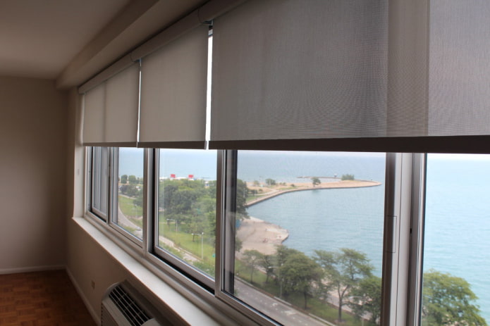 stores enrouleurs sur fenêtres de balcon coulissantes
