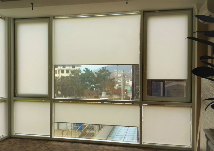 Stores enrouleurs sur loggia avec vitrage panoramique