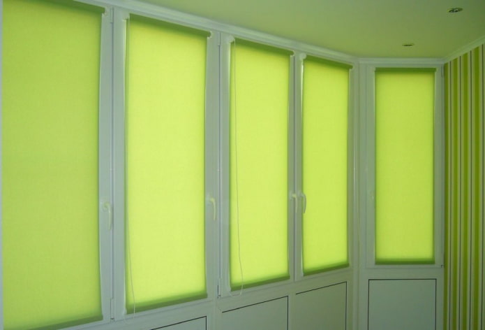 stores enrouleurs verts sur la loggia