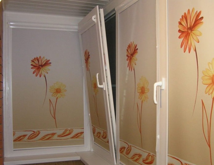 Stores enrouleurs à fleurs pour loggia