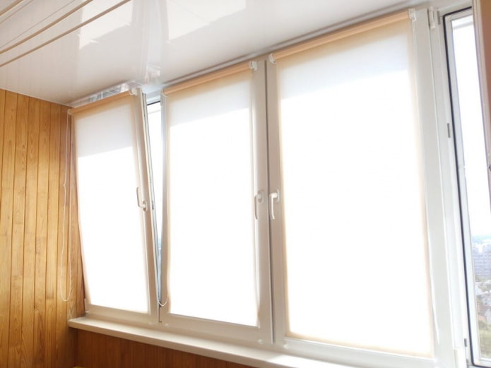stores enrouleurs diffusants sur le balcon