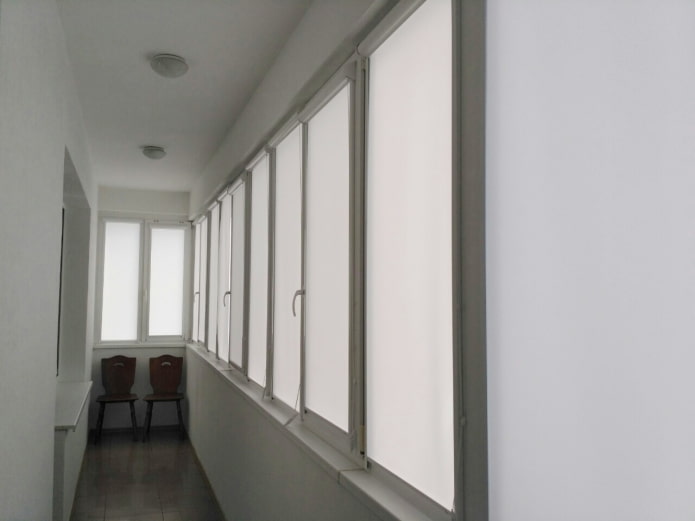 stores enrouleurs blancs sur la loggia