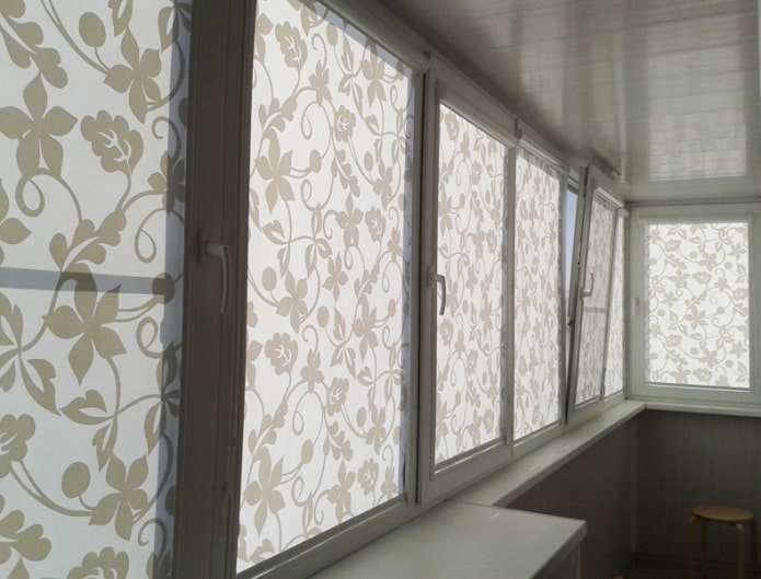 stores enrouleurs blancs avec motif sur la loggia