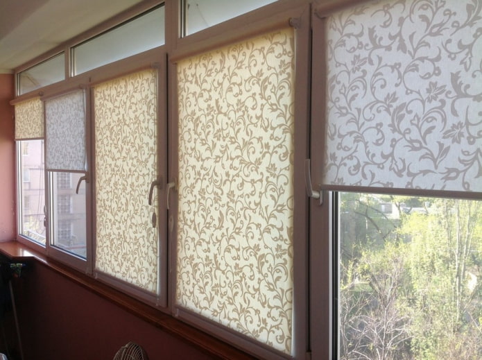 Stores enrouleurs en tissu pour loggia