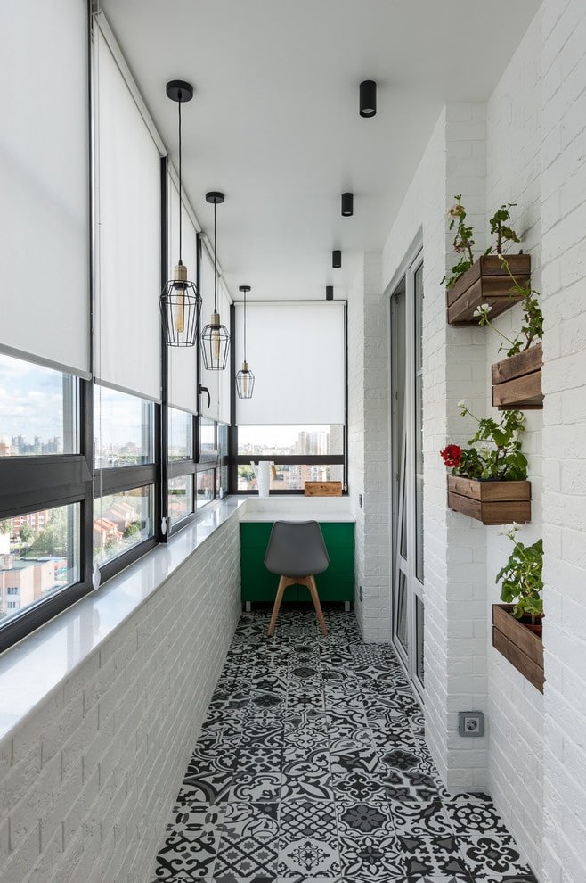 Stores enrouleurs à l'intérieur de la loggia