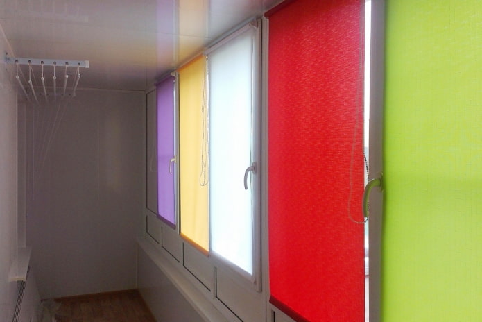 Stores enrouleurs en tissu sur la loggia