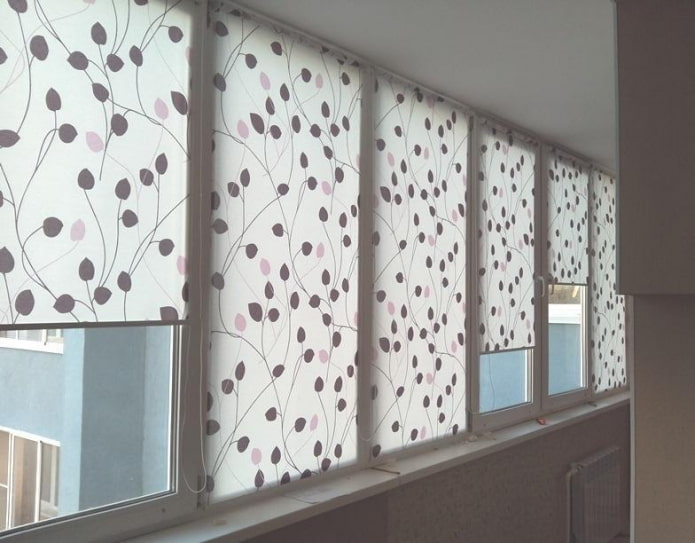 Stores enrouleurs en tissu sur la loggia
