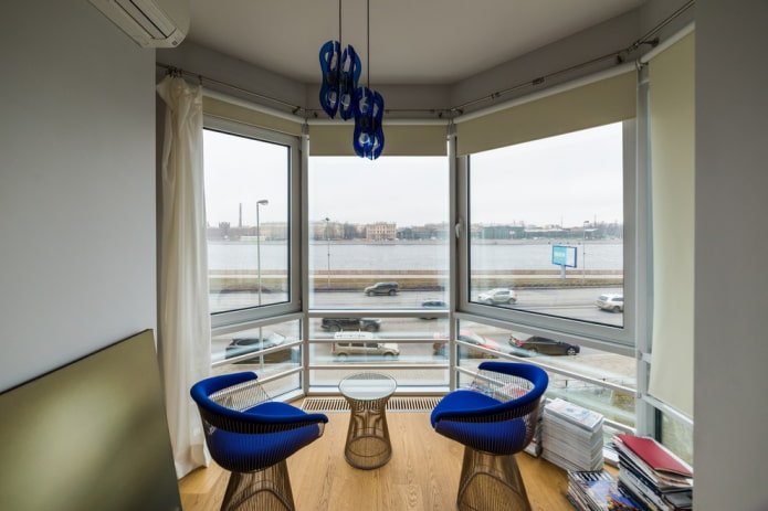 Stores enrouleurs sur loggia avec vitrage panoramique