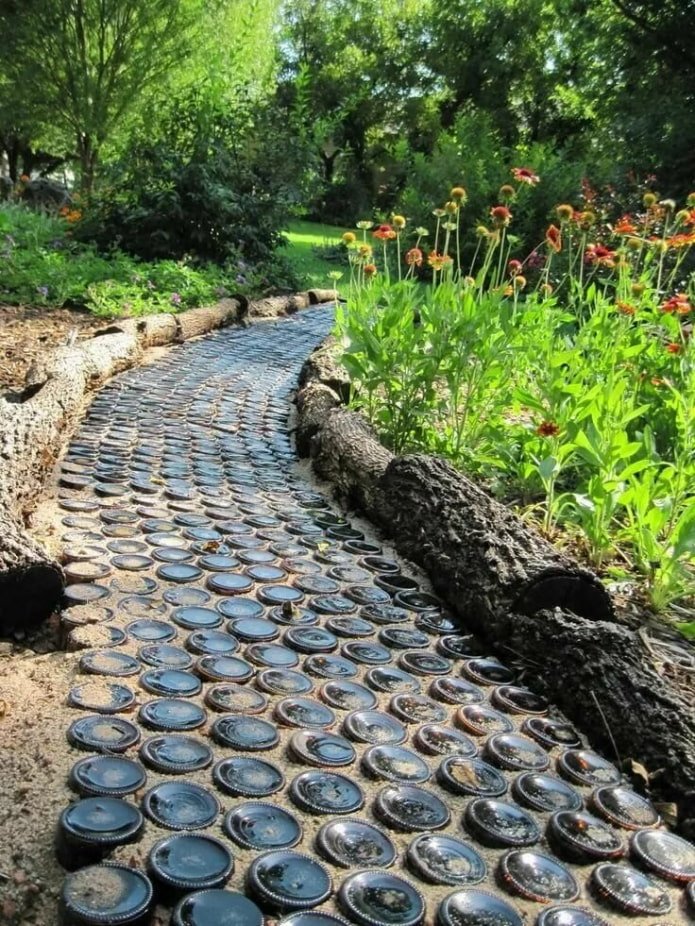 Allée de jardin en bouteilles