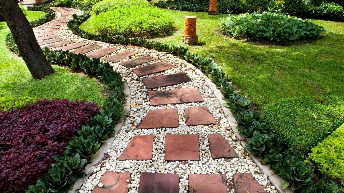 Comment décorer joliment les allées de jardin d'une résidence d'été ?
