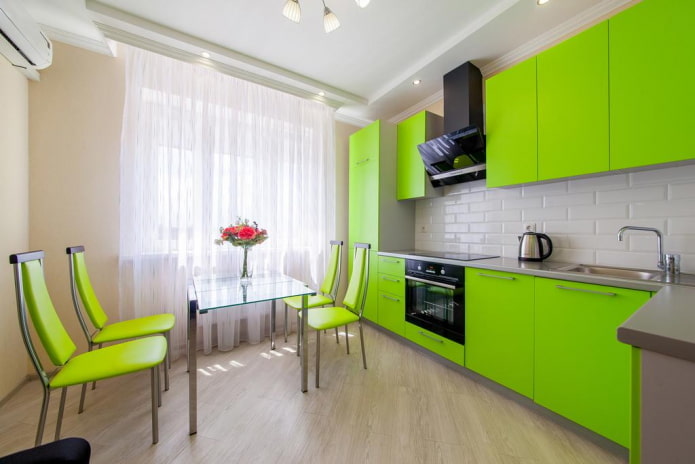 Meubles et électroménagers dans la cuisine aux tons vert clair