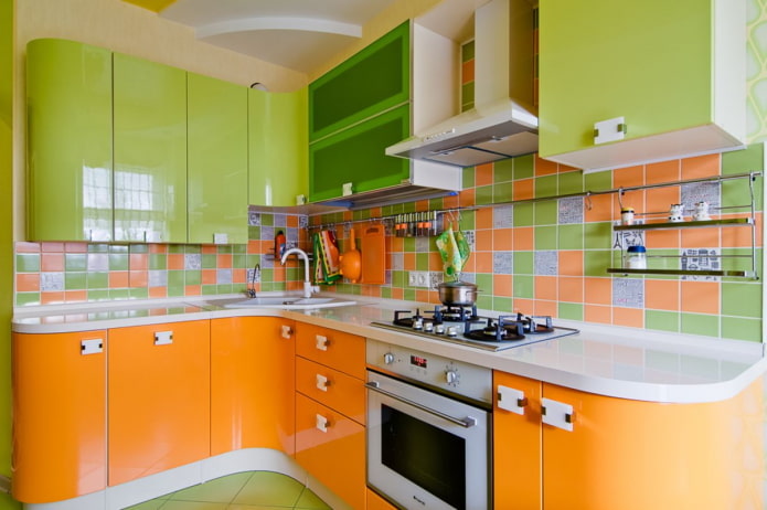 Intérieur de cuisine aux tons orange et vert clair