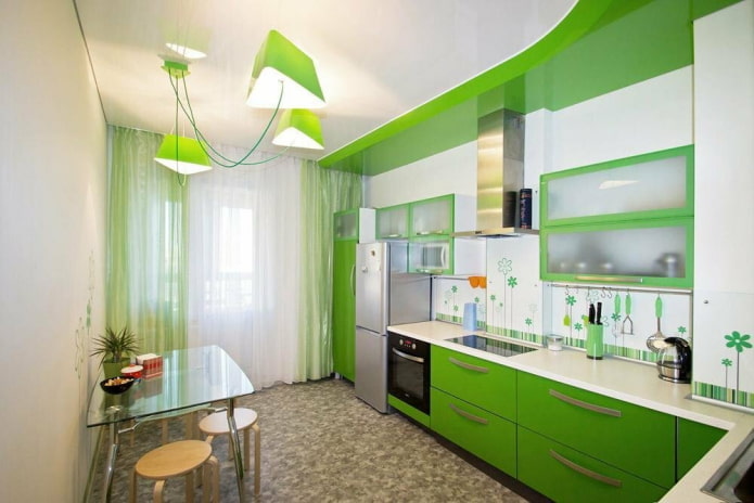 Rideaux dans la cuisine aux tons vert clair