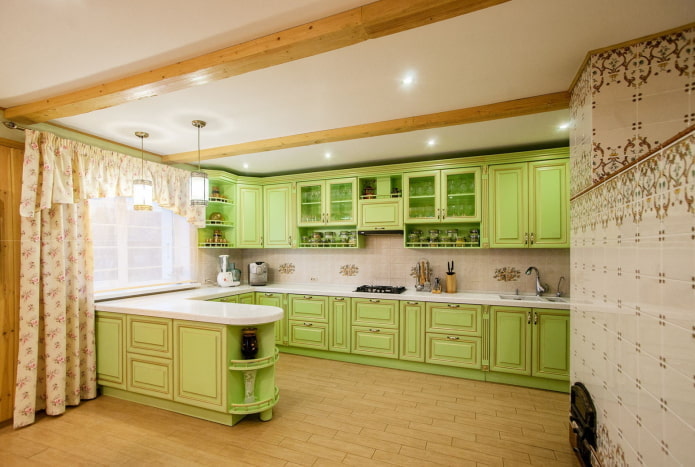 Intérieur de cuisine vert clair dans un style provençal