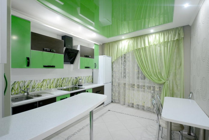 Rideaux dans la cuisine aux tons vert clair