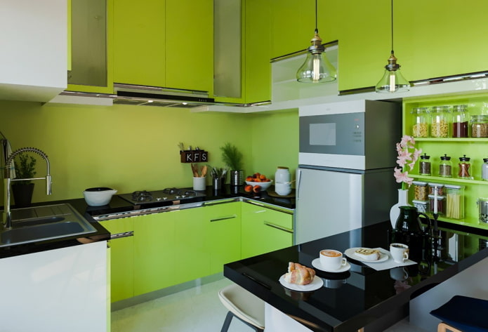 Éclairage et décoration d'une cuisine aux tons verts