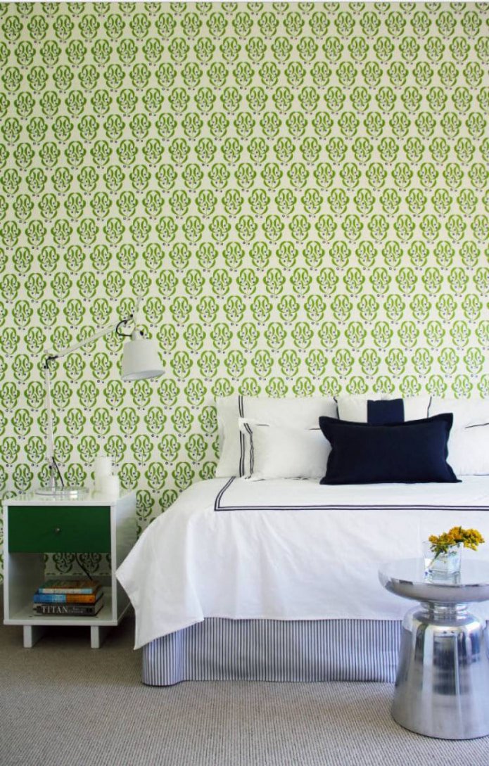 Papier peint vert clair à l'intérieur de la chambre