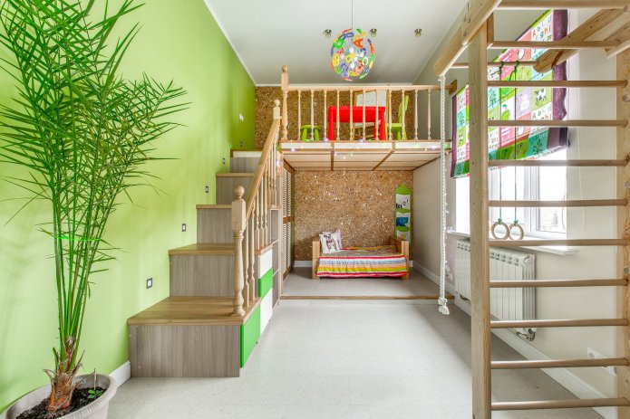 mur vert clair dans la chambre d'enfant