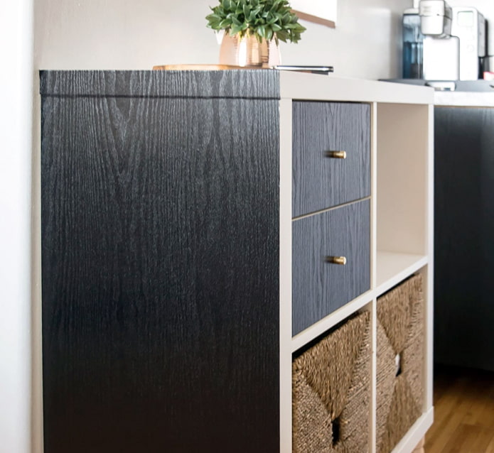 Commode avec autocollant