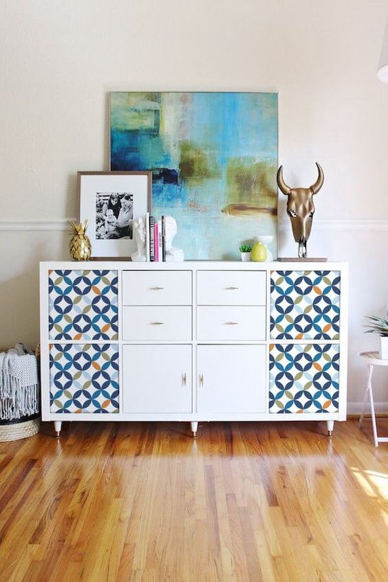 Commode avec autocollant sur façades