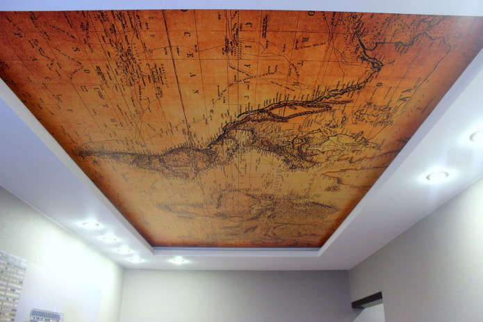 Plafond tendu avec image de carte du monde