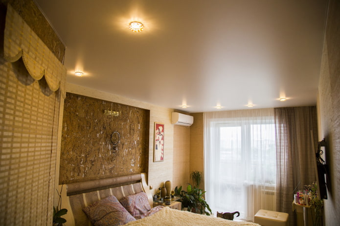 Plafond tendu en satin dans la chambre