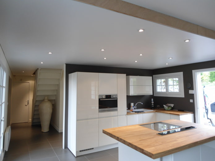 plafond tendu en satin dans la cuisine