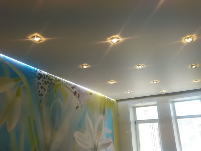 Plafond tendu satiné avec spots