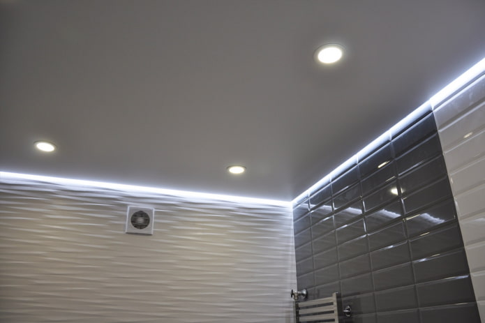 plafond tendu en satin dans la salle de bain