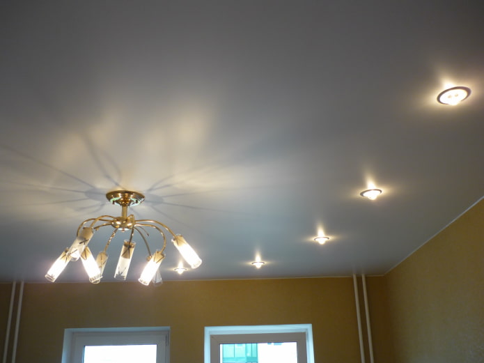 plafond tendu satiné à un niveau
