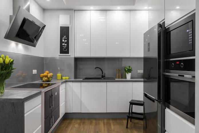 Intérieur de cuisine aux tons gris et blancs