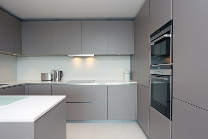 Intérieur de cuisine aux tons gris et blancs
