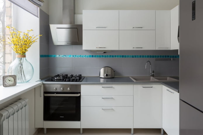 Intérieur de cuisine aux tons gris et blancs