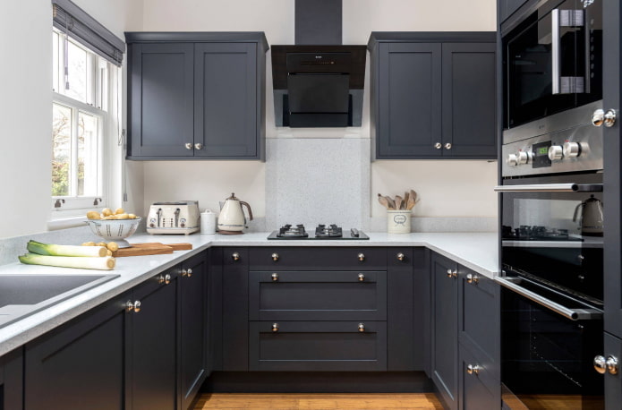 Intérieur de cuisine aux tons gris foncé