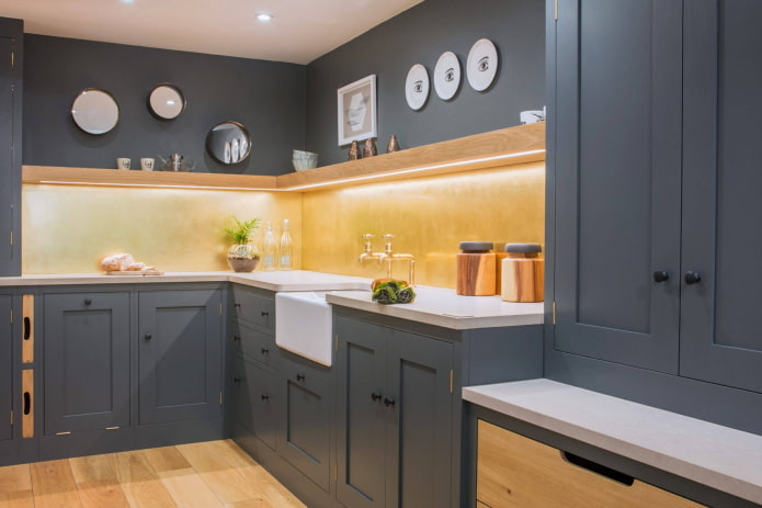 Intérieur de cuisine aux tons gris foncé