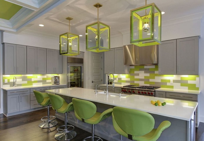Cuisine aux tons gris avec des touches lumineuses