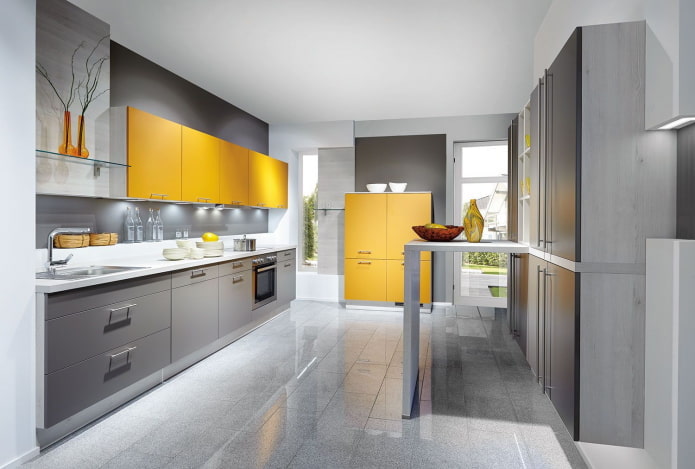 Cuisine aux tons gris avec des accents lumineux