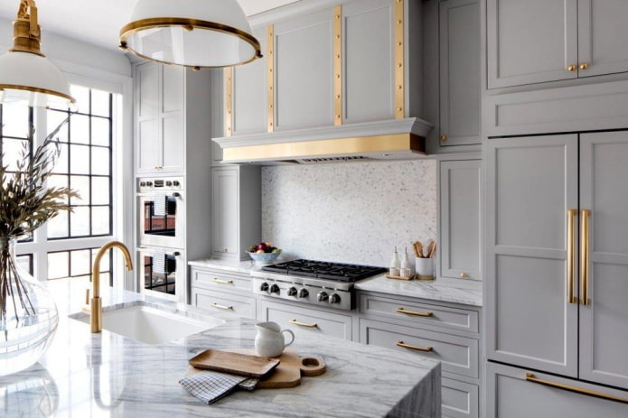 Cuisine aux tons gris avec des touches lumineuses