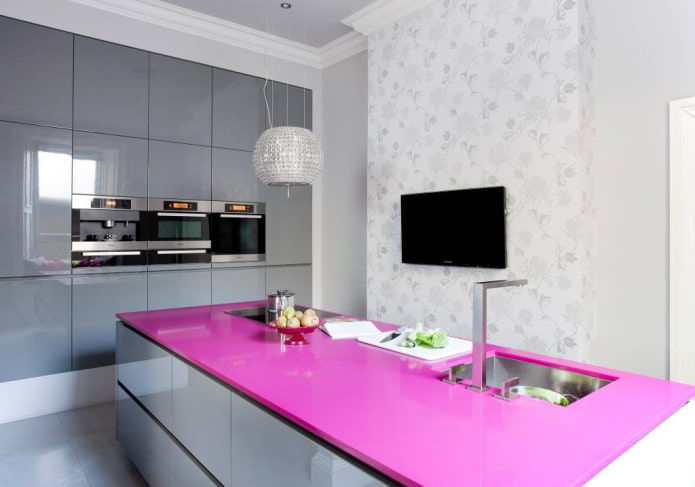 Cuisine aux tons gris avec des touches lumineuses