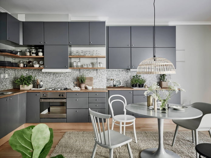 meubles et électroménagers dans une cuisine aux tons gris