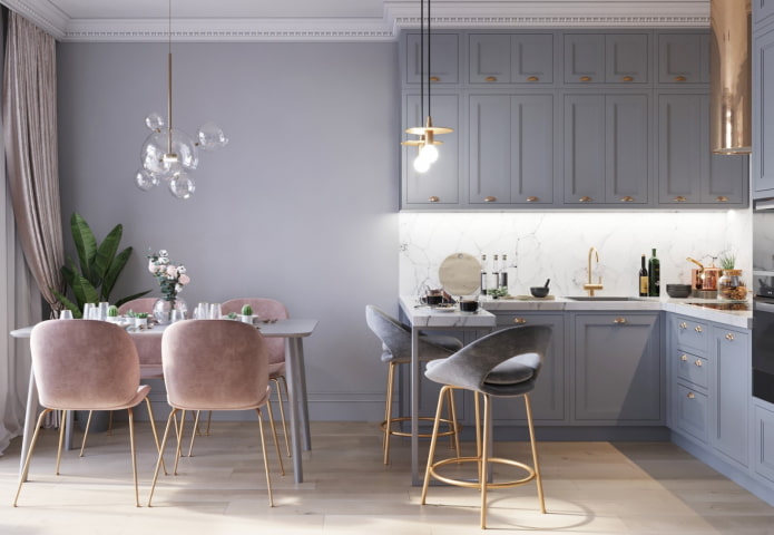 Meubles et électroménagers dans une cuisine aux tons gris