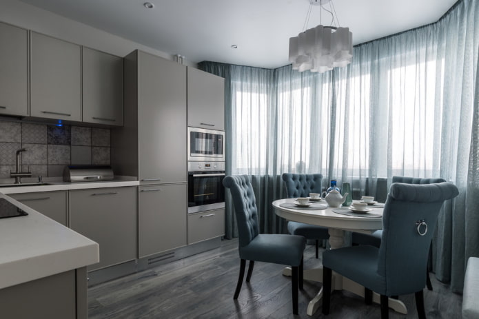 Rideaux dans une cuisine aux tons gris