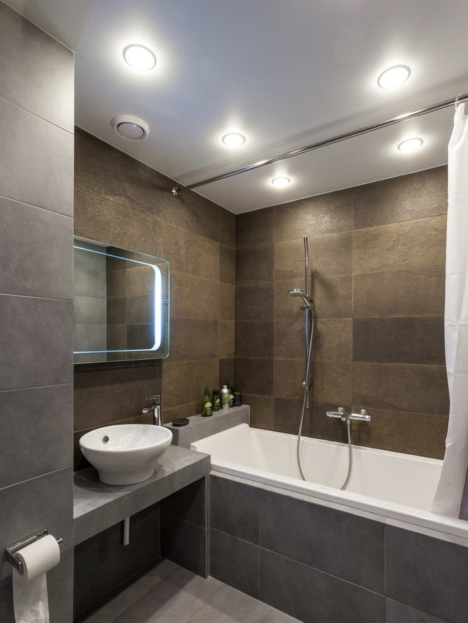 Intérieur de salle de bain dans les tons gris-brun