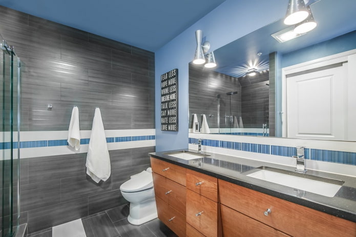 Intérieur de salle de bain dans les tons gris et bleu