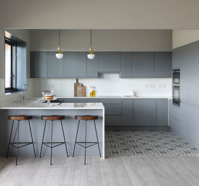 Gris brillant Ensemble de meubles dans une cuisine blanche avec un sol en mosaïque