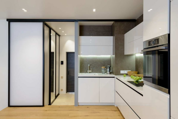 Petite cuisine avec murs gris, parquet clair et meubles blancs
