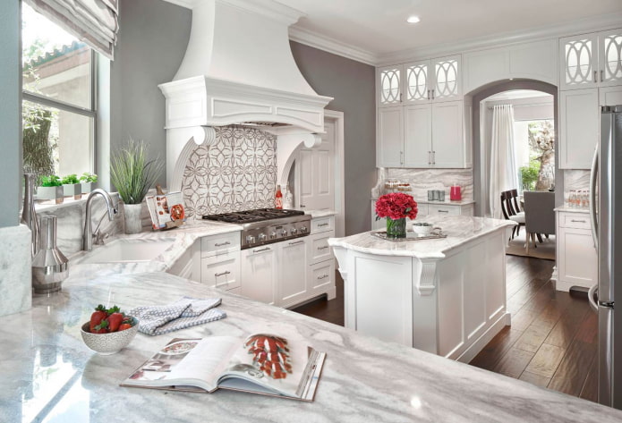 Cuisine classique spacieuse avec murs gris