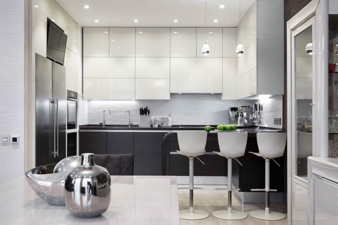 Cuisine high-tech avec armoires blanches et grises