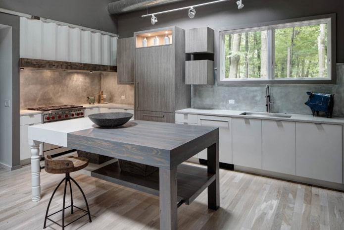 Cuisine de style industriel avec armoires grises et armoires blanches