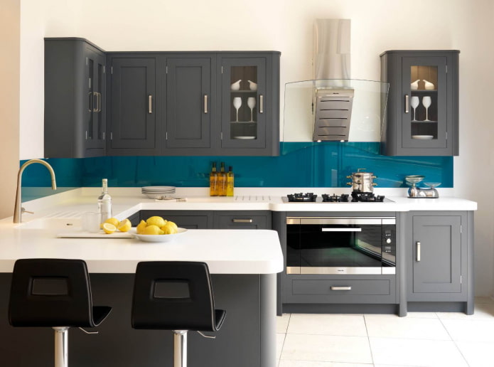 crédences turquoise dans une cuisine grise et blanche